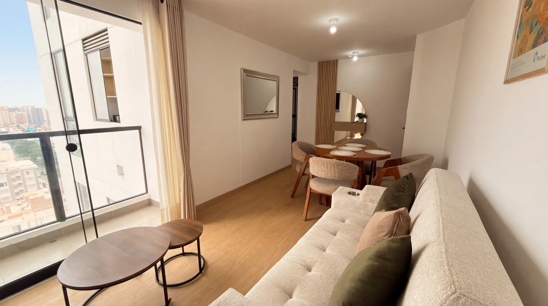 Sala con salida al balcón de un departamento administrado por Maison Nova para una propietaria que vive fuera del Perú