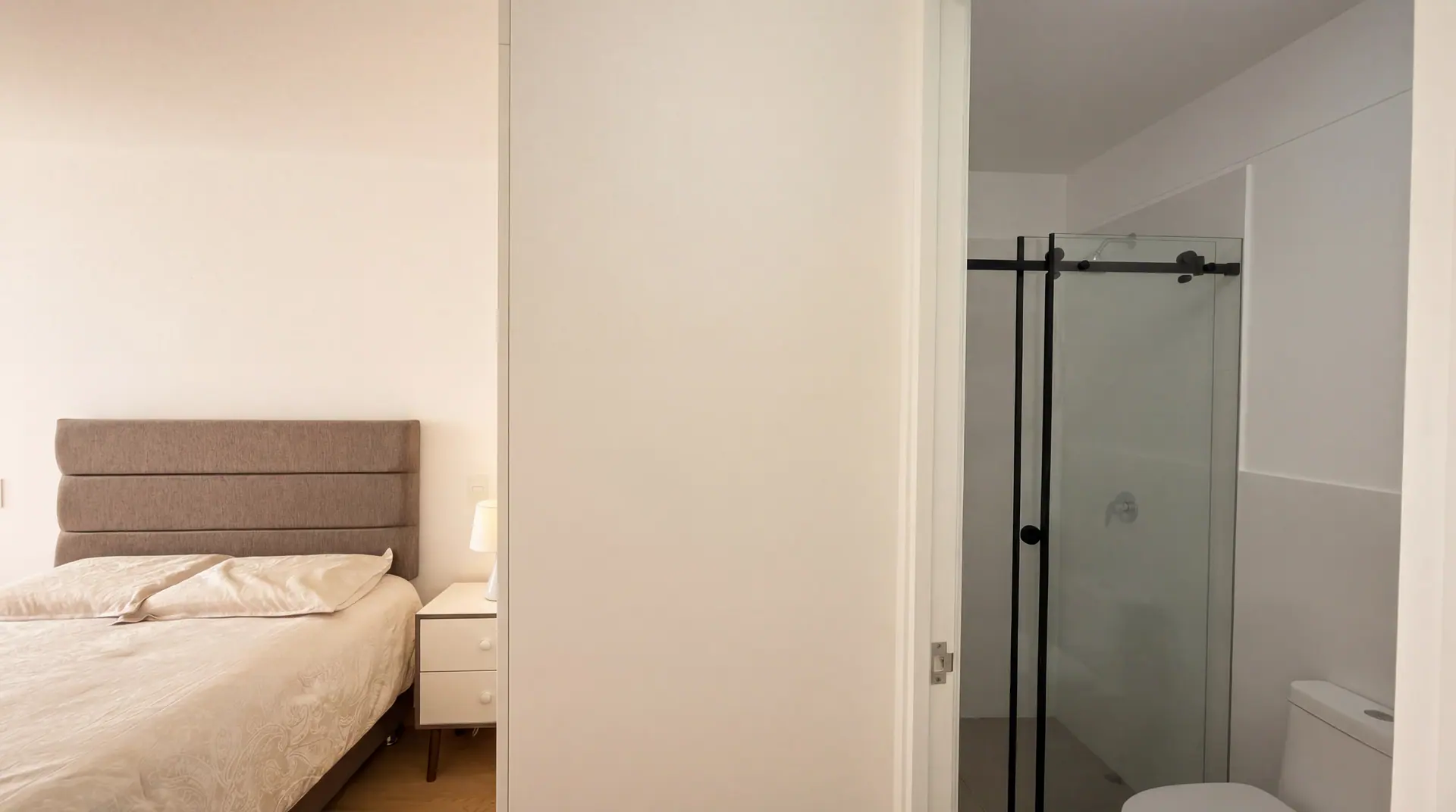 Dormitorio y baño documentados tras la salida de un huésped