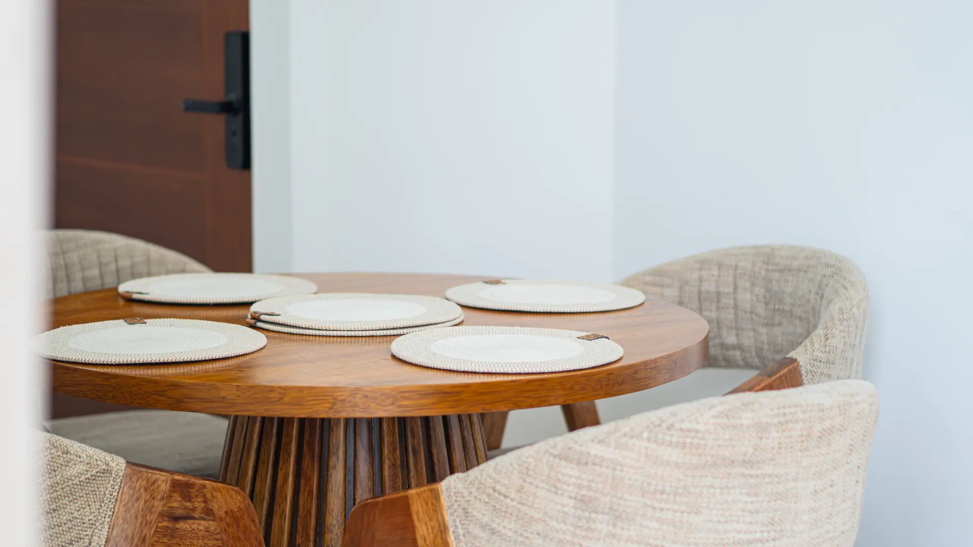 Mesa de comedor servida en un departamento de alquiler temporal administrado por Maison Nova en Lima