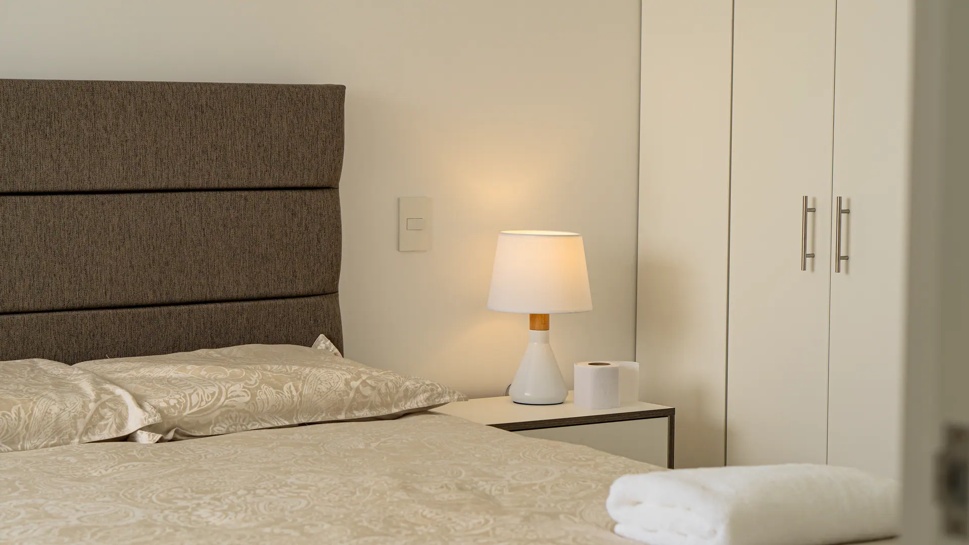 Detalle de dormitorio fotografiado profesionalmente para un anuncio de Airbnb