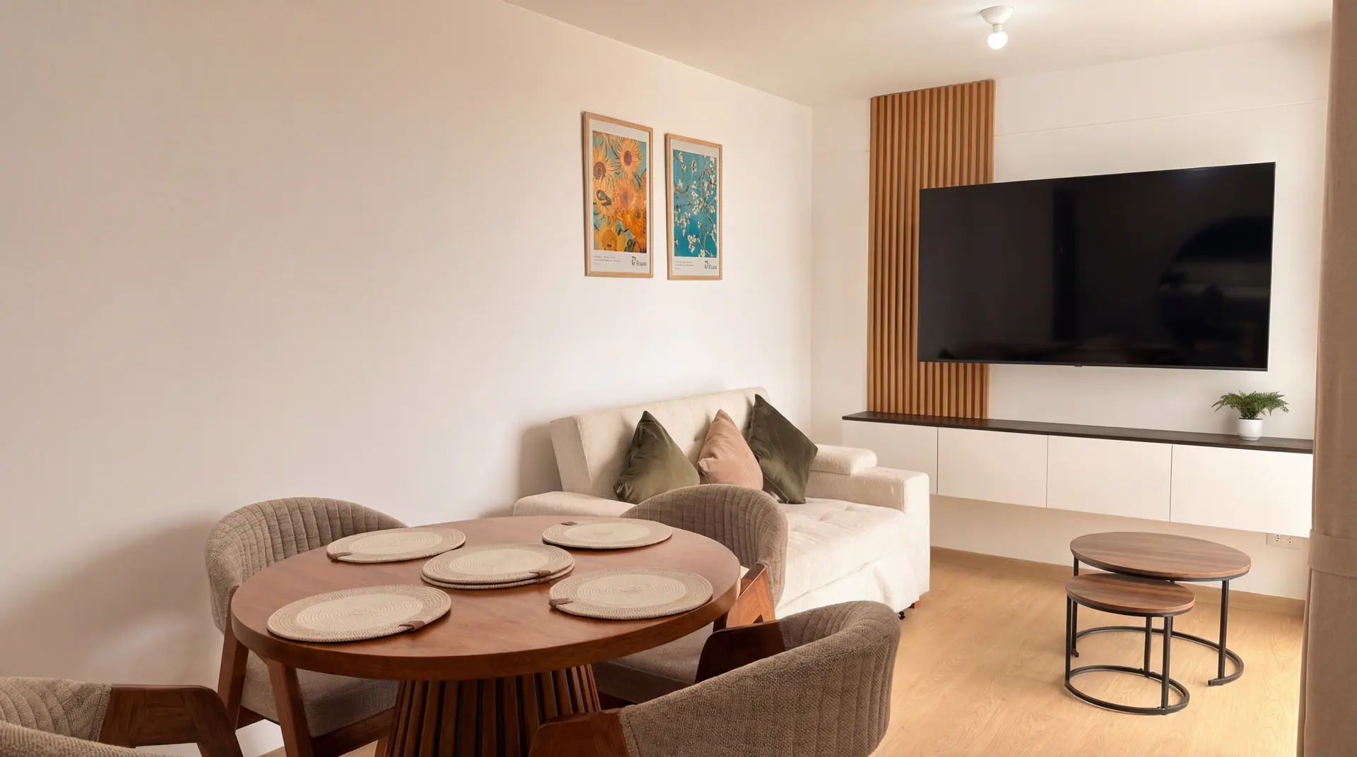 Sala y comedor amoblados de un departamento de alquiler temporal administrado por Maison Nova en Lima