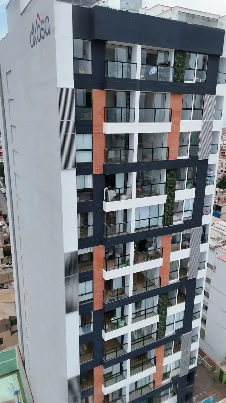 Recorrido en video por un edificio y un departamento administrado por Maison Nova en Lima, desde una toma aérea del entorno hasta los ambientes terminados